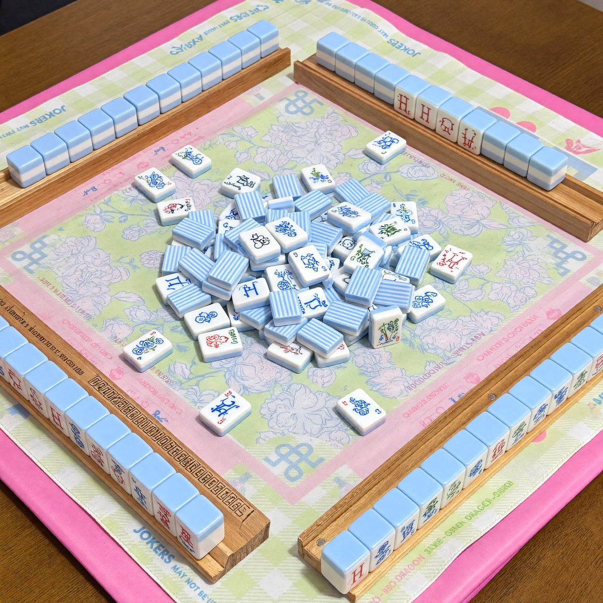 Pink Mahjong Set – Pastel Floral Vase Blue – tiles on game table